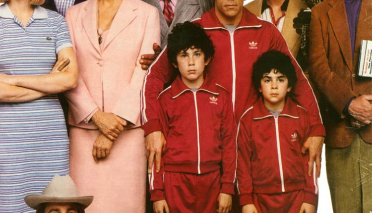 The Royal Tenenbaums (2001) เดอะ รอยัล เทนเนนบาว์ม ครอบครัวสติบวม เรื่องย่อ : เรื่องของ แชส, มาร์โกต์, ริชชี่ สามอัจฉริยะ ตระกูลเทเนนบอม (เบน สติลเลอร์, เกวนเน็ธ พัลโทรว์, ลุค วิลสัน) ที่ถูกเรียกตัวให้เดินทาง จากต่างบ้านต่างเมือง กลับสู่ชายคาเดิมหลังเดียวกัน ในนิวยอร์ค เมื่อจู่ๆ พ่อผู้หายตัวไปอย่างลึกลับหลายปีนาม รอยัล เทเนนบอม (ยีน แฮ็คแมน) โผล่คืนมาอย่างไม่มีปี่มีขลุ่ย สู่อ้อมอก เอทเธอร์ลีน เมียรักผู้เป็นนักเขียนหนังสือสุดดังชื่อ ครอบครัวอัจฉริยะ (แอนเจลิก้า ฮุสตัน) ซึ่งอ้างอิงจากชีวประวัติของครอบครัวเธอเอง